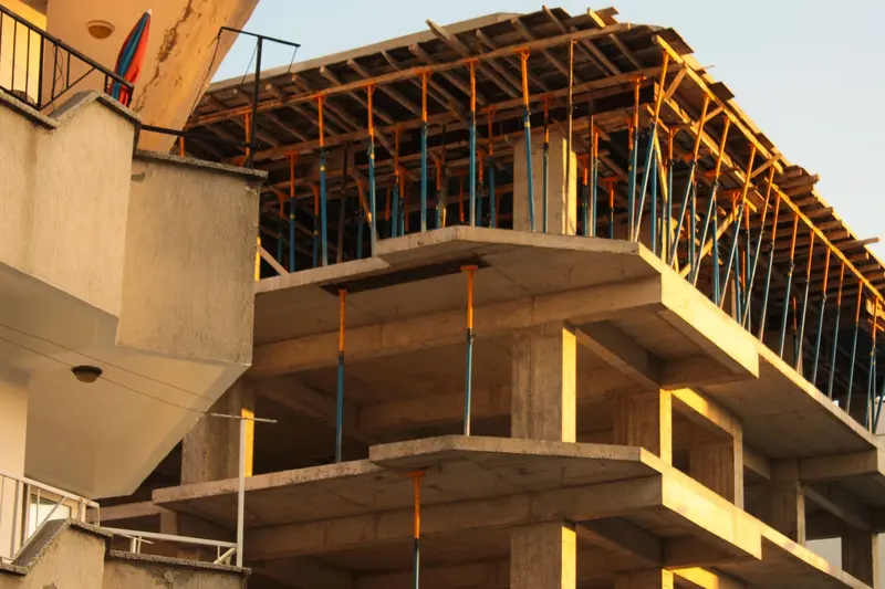 Betonska konstrukcija zgrade u gradnji, ispod ploča podupirači